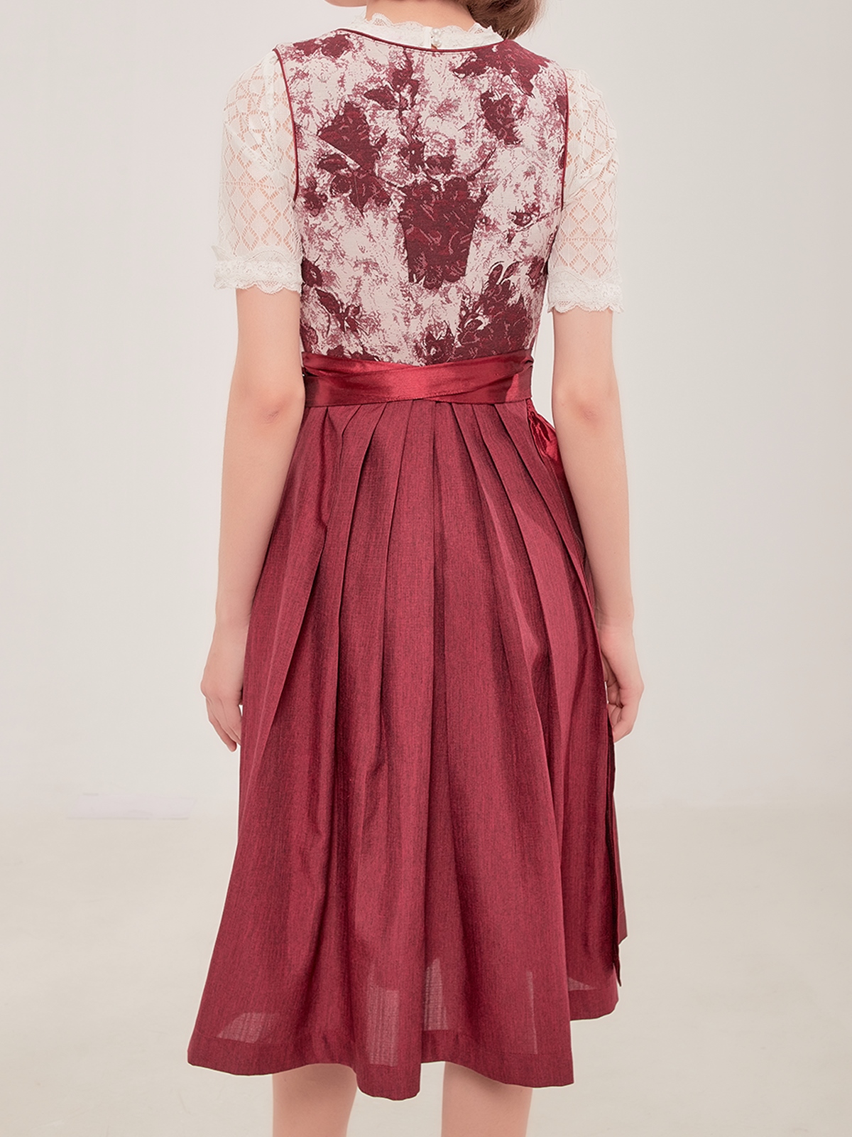 Dirndl in Rot mit traditioneller Schürze