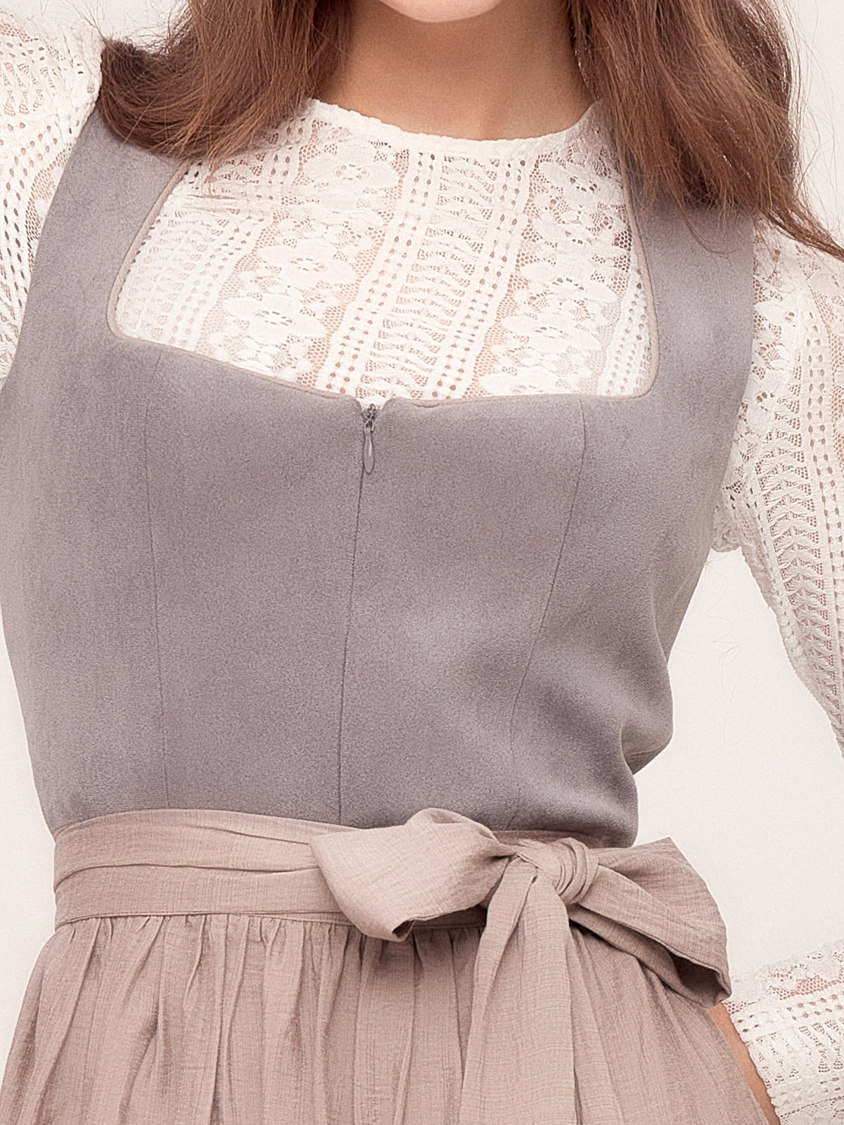 Dirndl Grüb in Grau – zeitlose Eleganz
