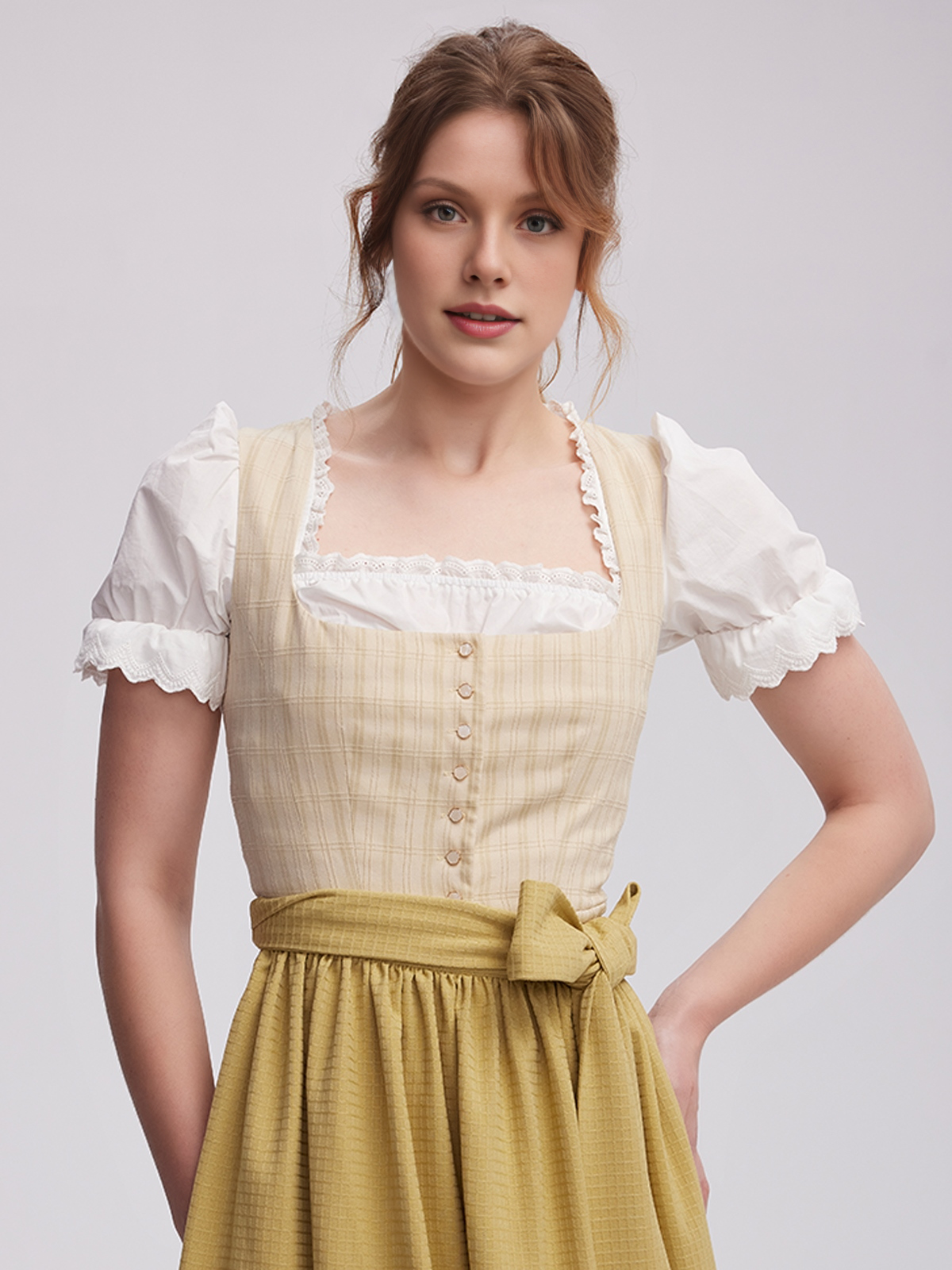Ein grünes Samt-Dirndl mit modernem Schnitt