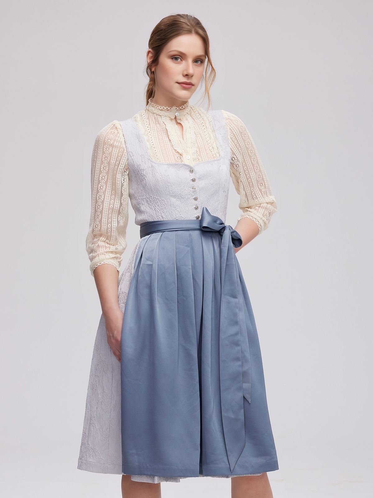 Dirndl mit verführerischem Ausschnitt