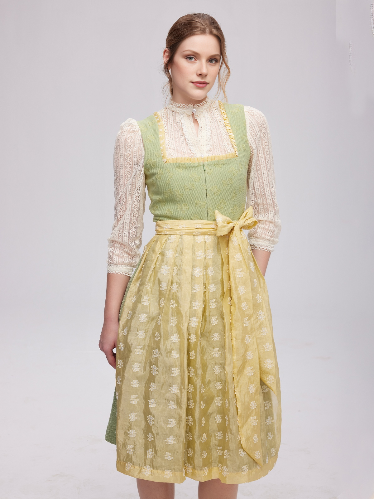 Modernes Dirndl in Grün mit floralen Akzenten
