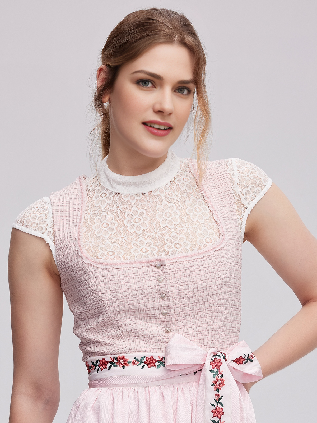 Modernes Dirndl in Rosa – feminin und stilvoll