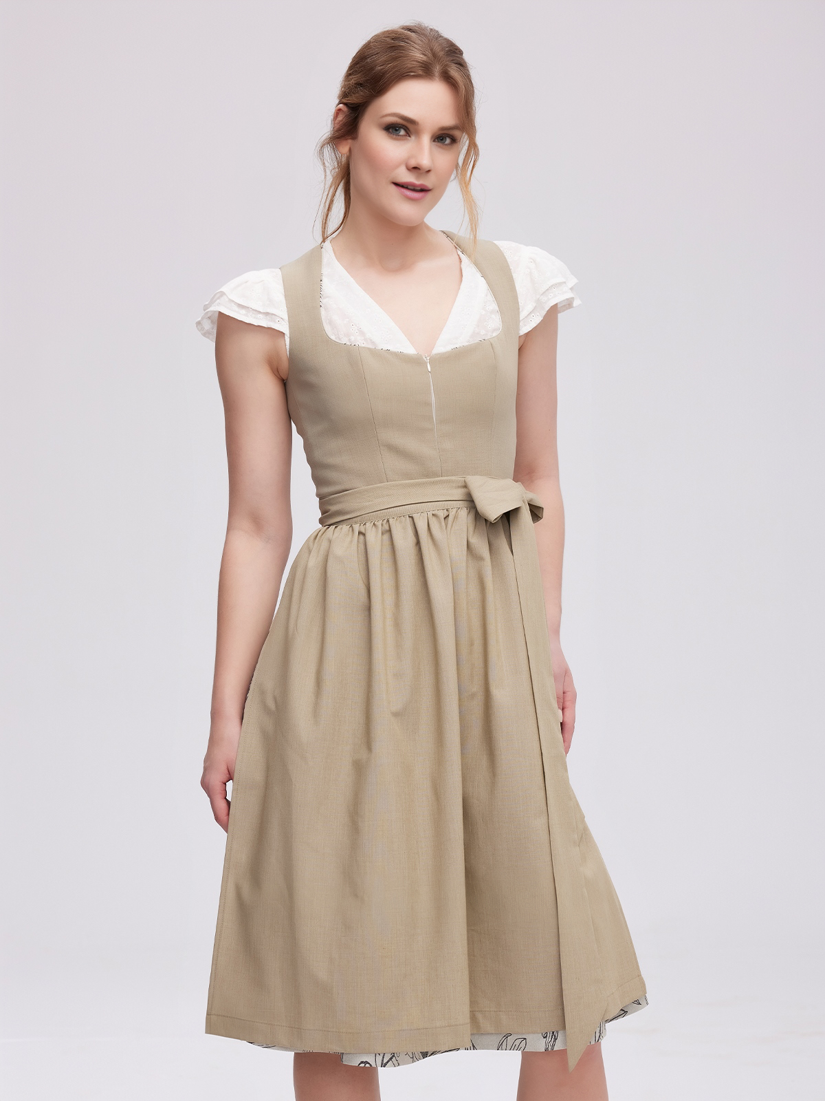 Grau Rosa Dirndl mit eleganten Accessoires