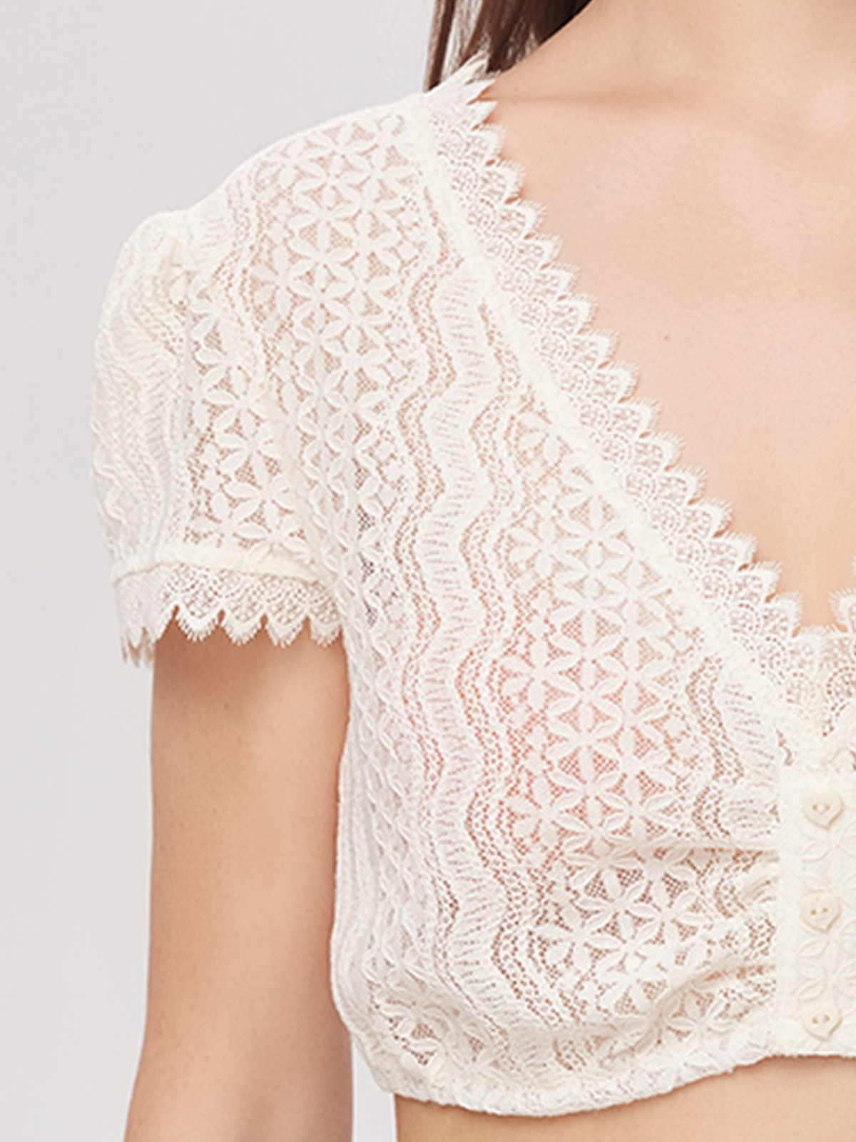 Dirndl Bluse in Weiß als stilvolle Ergänzung