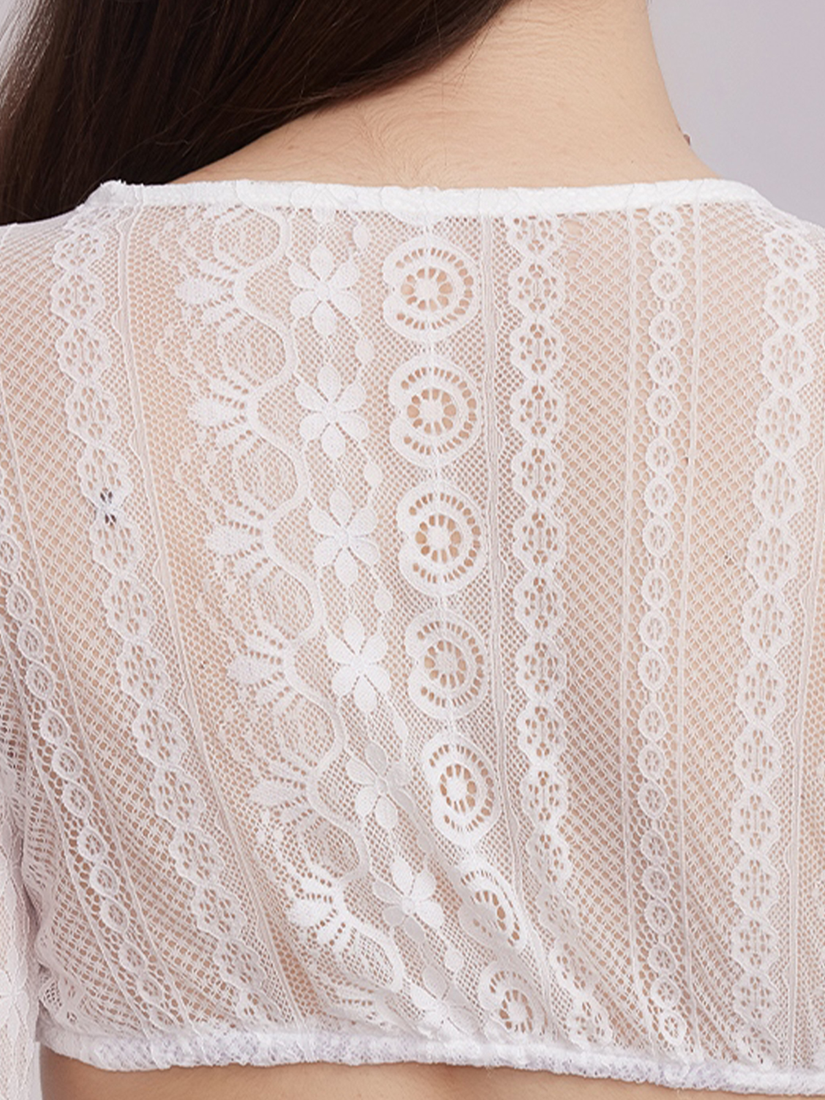 Graues Samt-Dirndl mit weißer Bluse