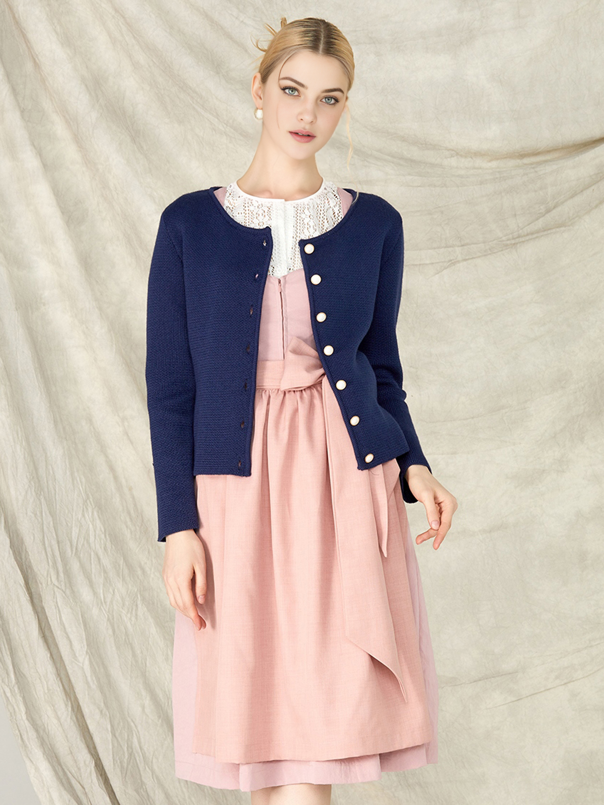 Modernes Dirndl in Marineblau – perfekt für den urbanen Look