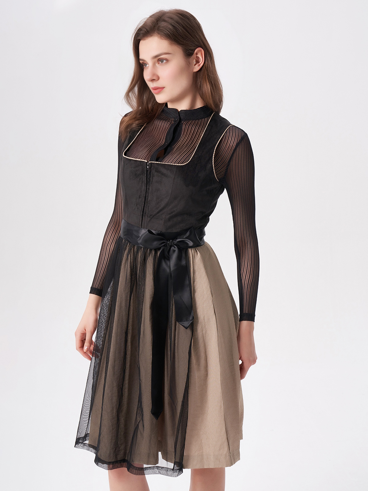 Graues Samt-Dirndl mit eleganter Schürze
