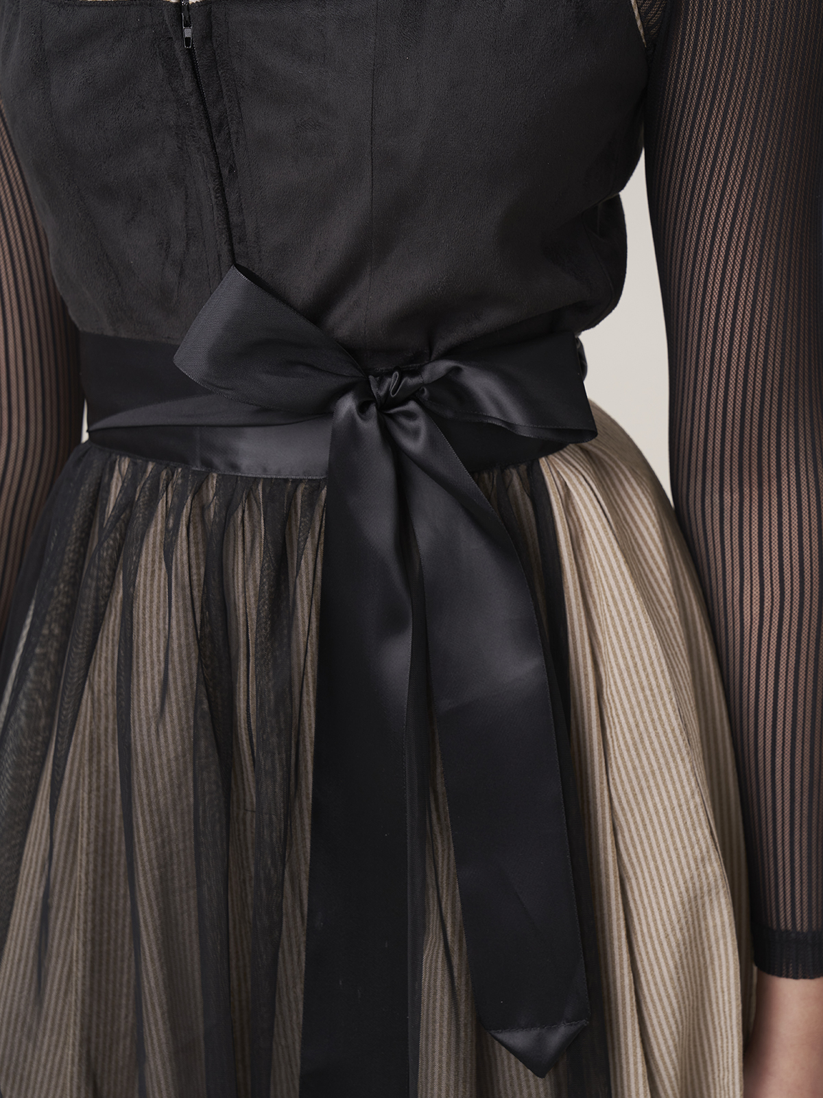 Dirndl in Schwarz mit modernem Schnitt