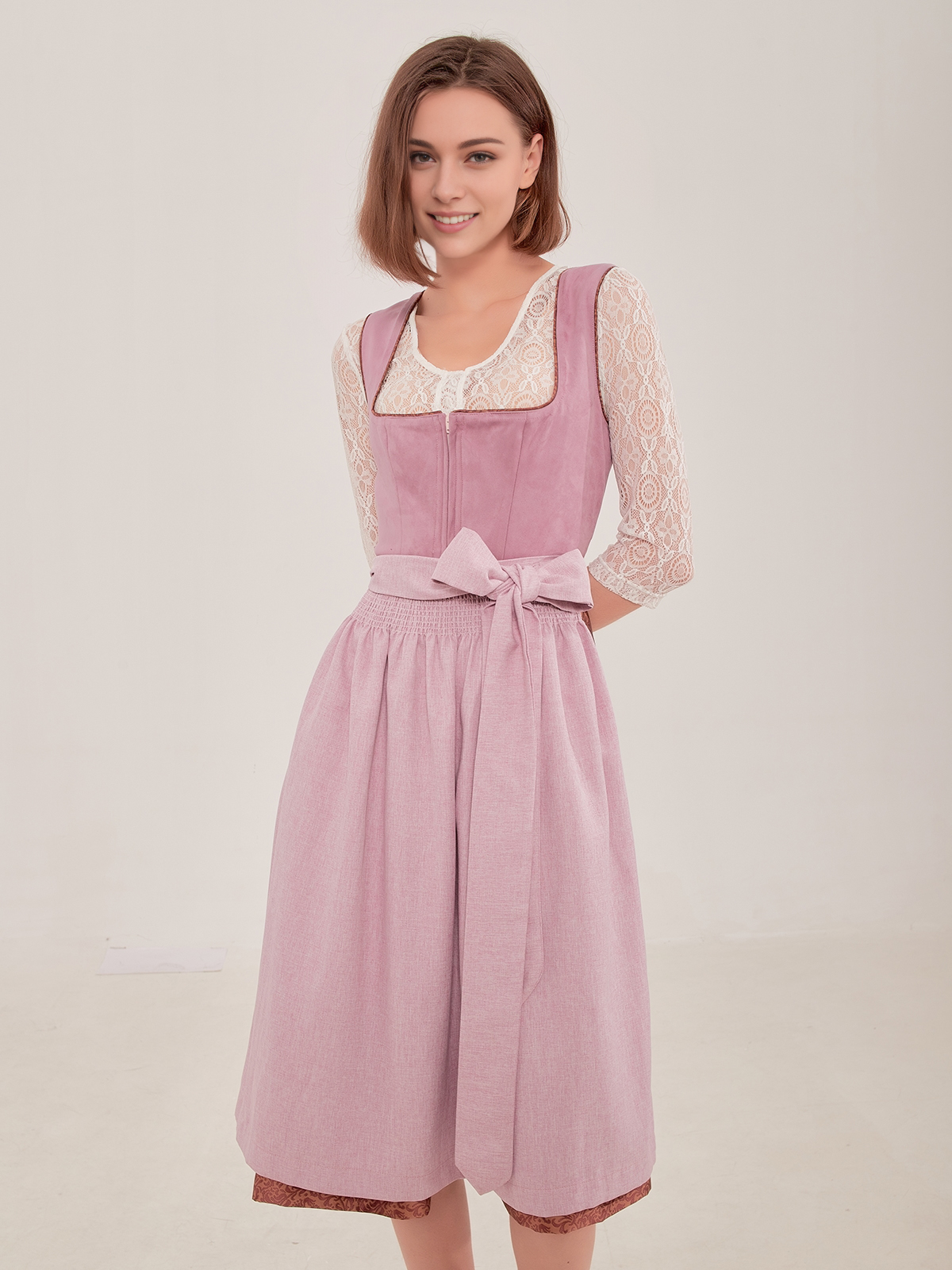 Lila Samt-Dirndl mit Spitzenbluse