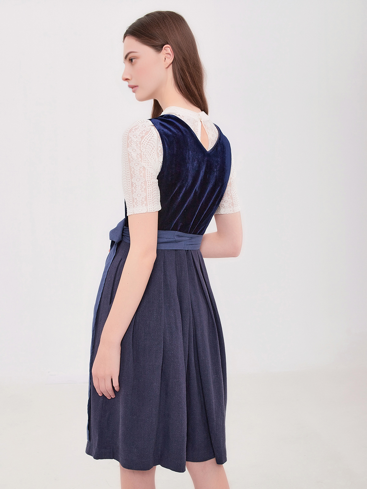 Dirndlbluse in Blau – elegant und vielseitig