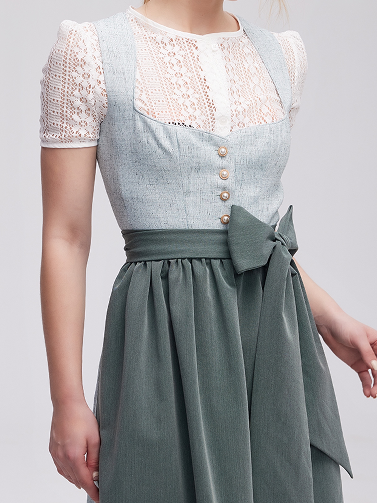 Dirndl in Grün mit floralen Details