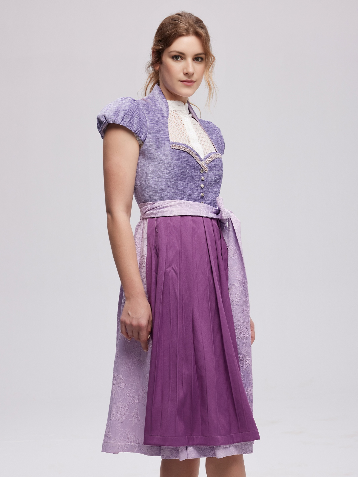 Ein wunderschöner lila Ehreer Dirndl mit feinen Details