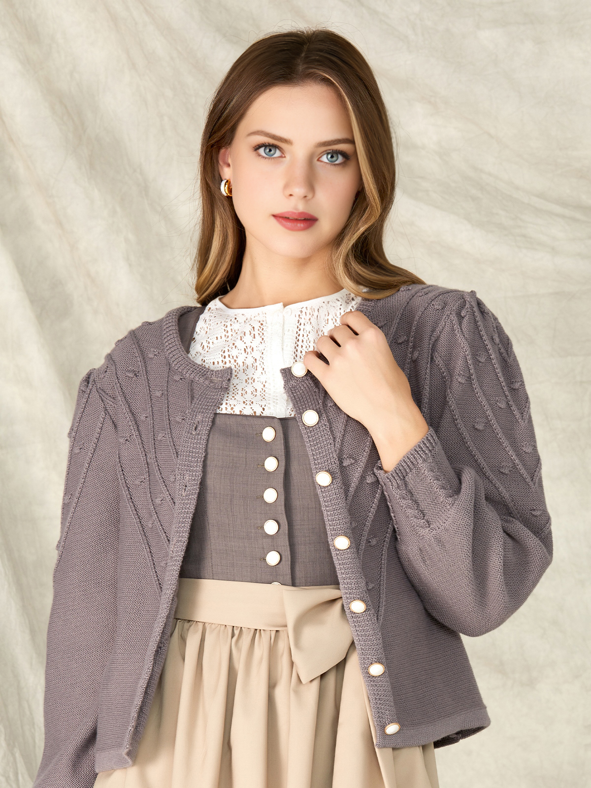 Dirndlbluse mit V-Ausschnitt und Kurzarm