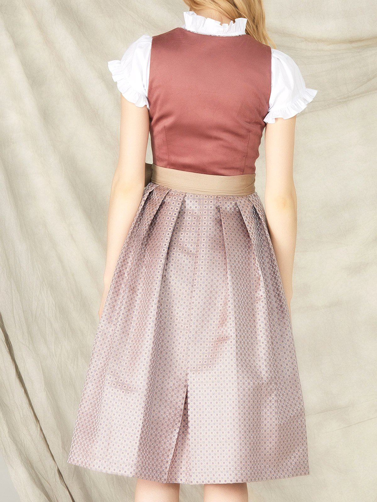 Modernes Dirndl in Rosa