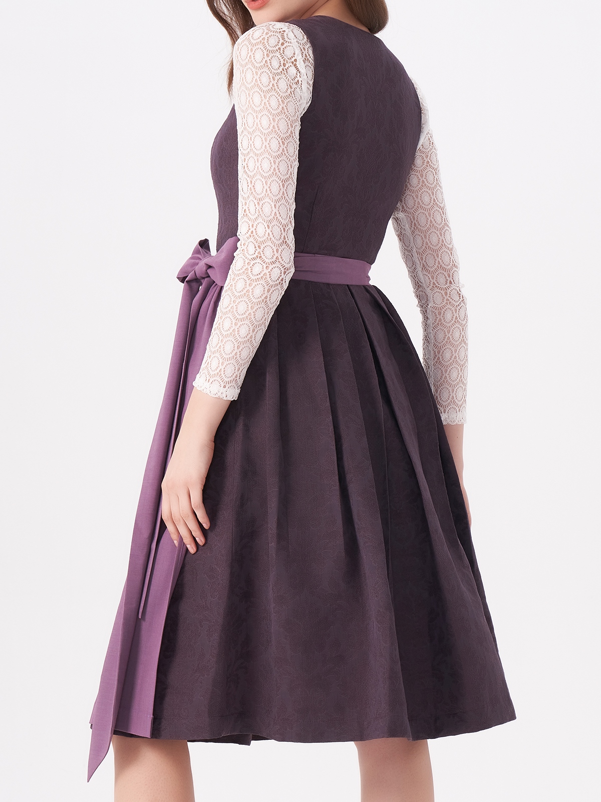 Dirndl in Lila – Eleganz mit modernem Touch