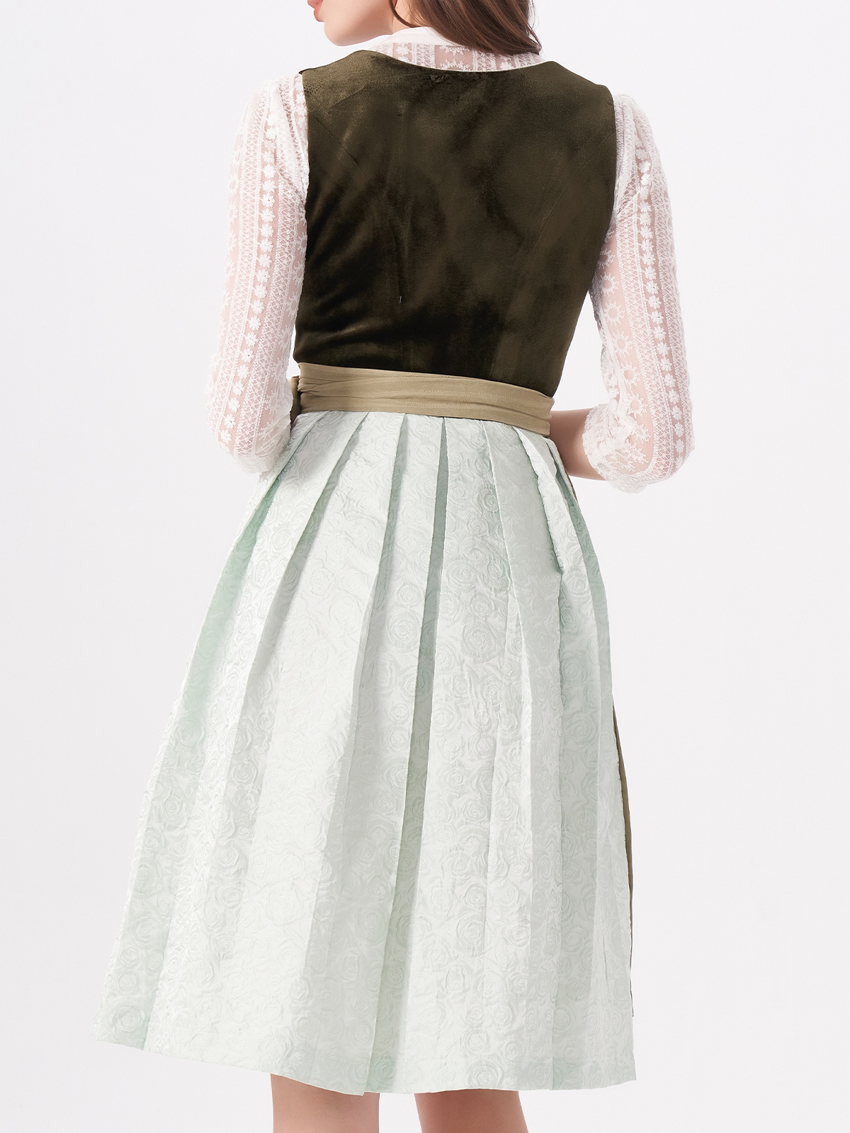 Ein modernes Dirndl in Grün mit floralen Details