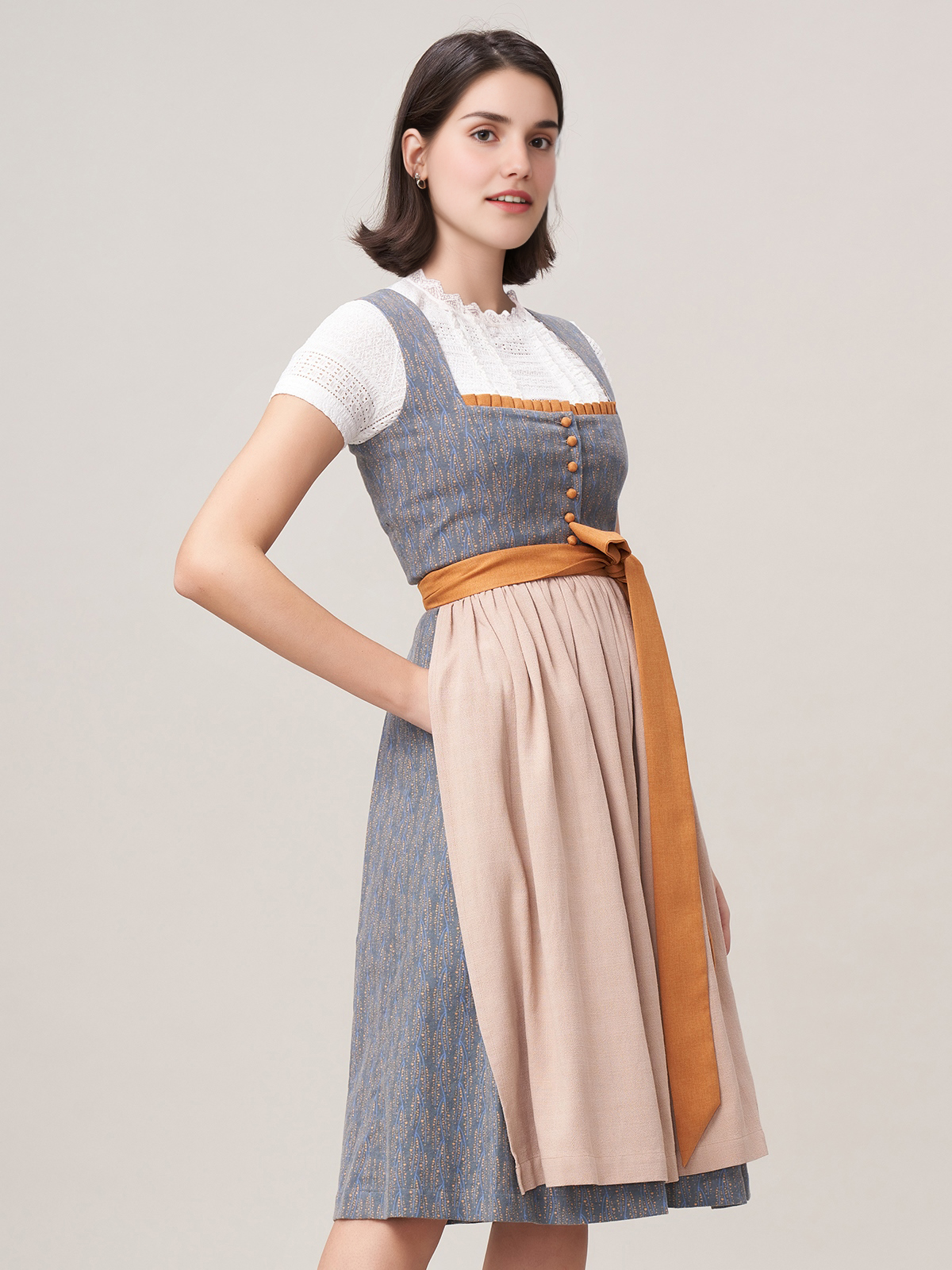 Hellblaues Dirndl mit modernem Schnitt