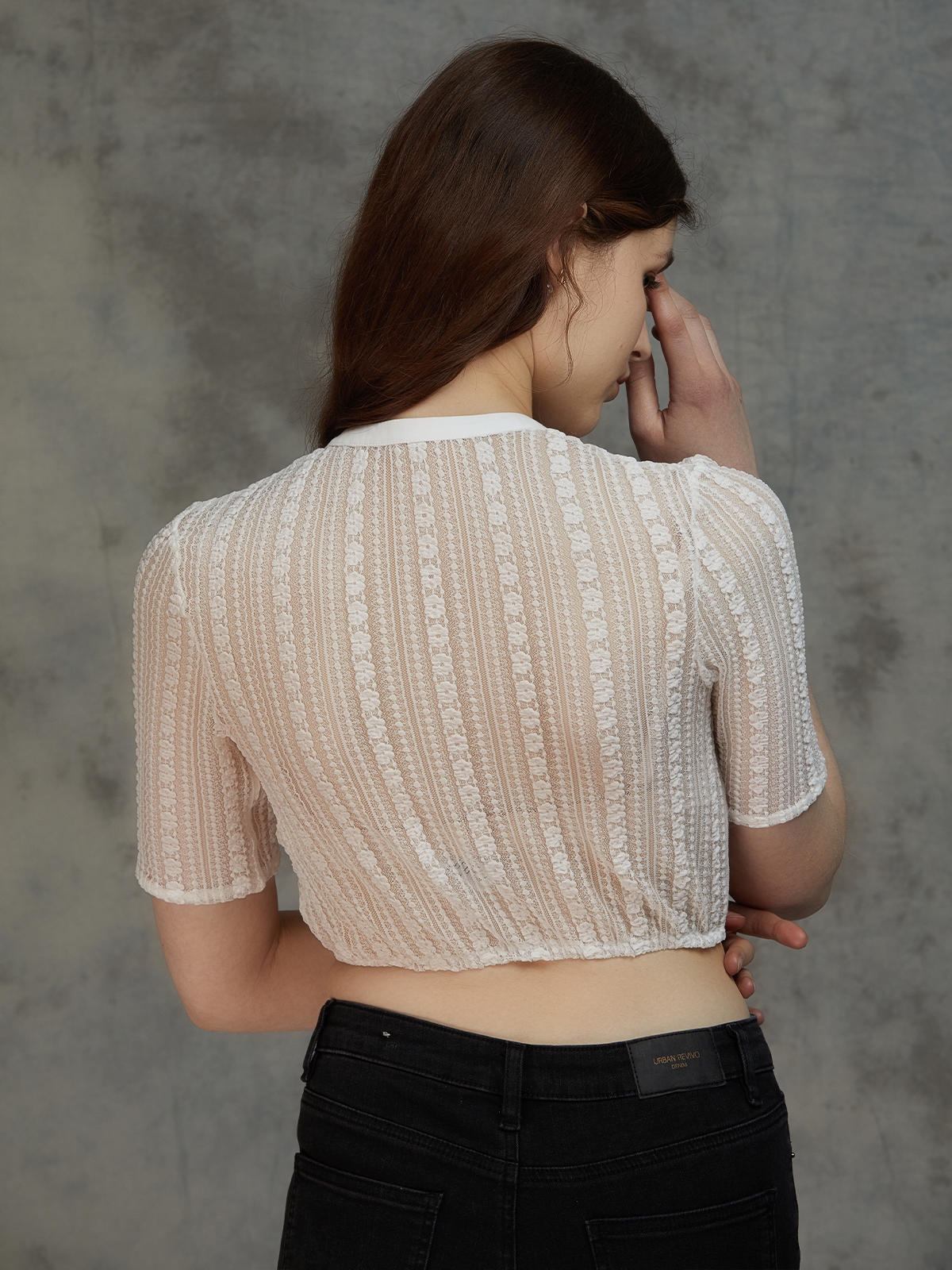 Ein elegantes weißes Dirndl mit feiner Stickerei