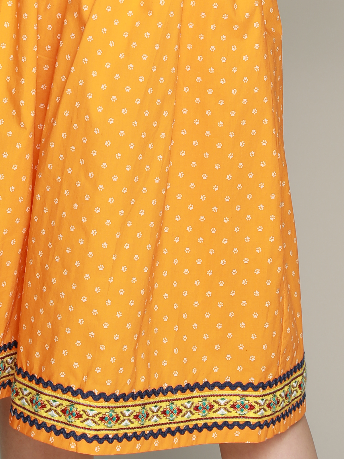 Modernes Dirndl in Gelb