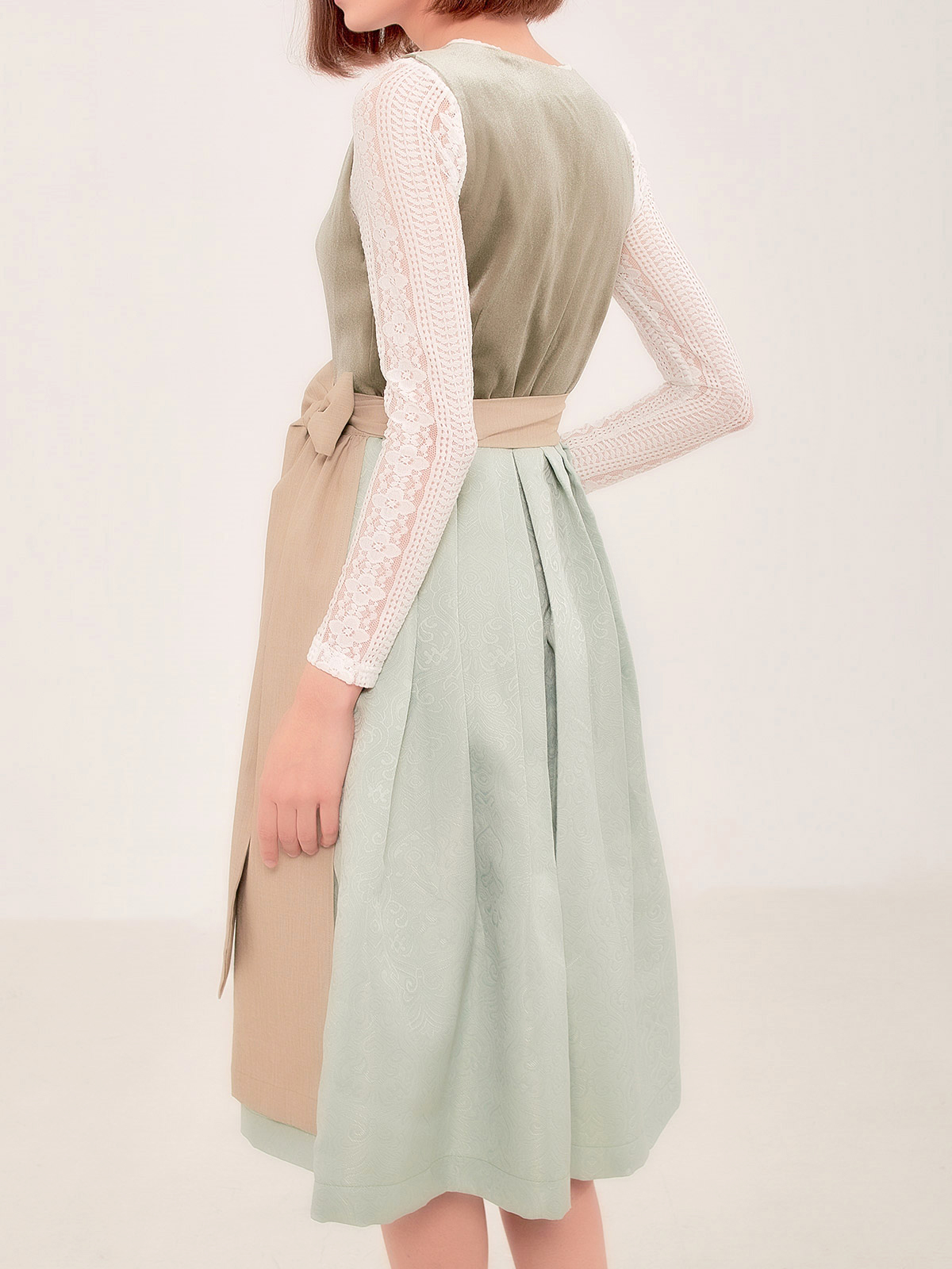 Dirndl in Rosa Grau