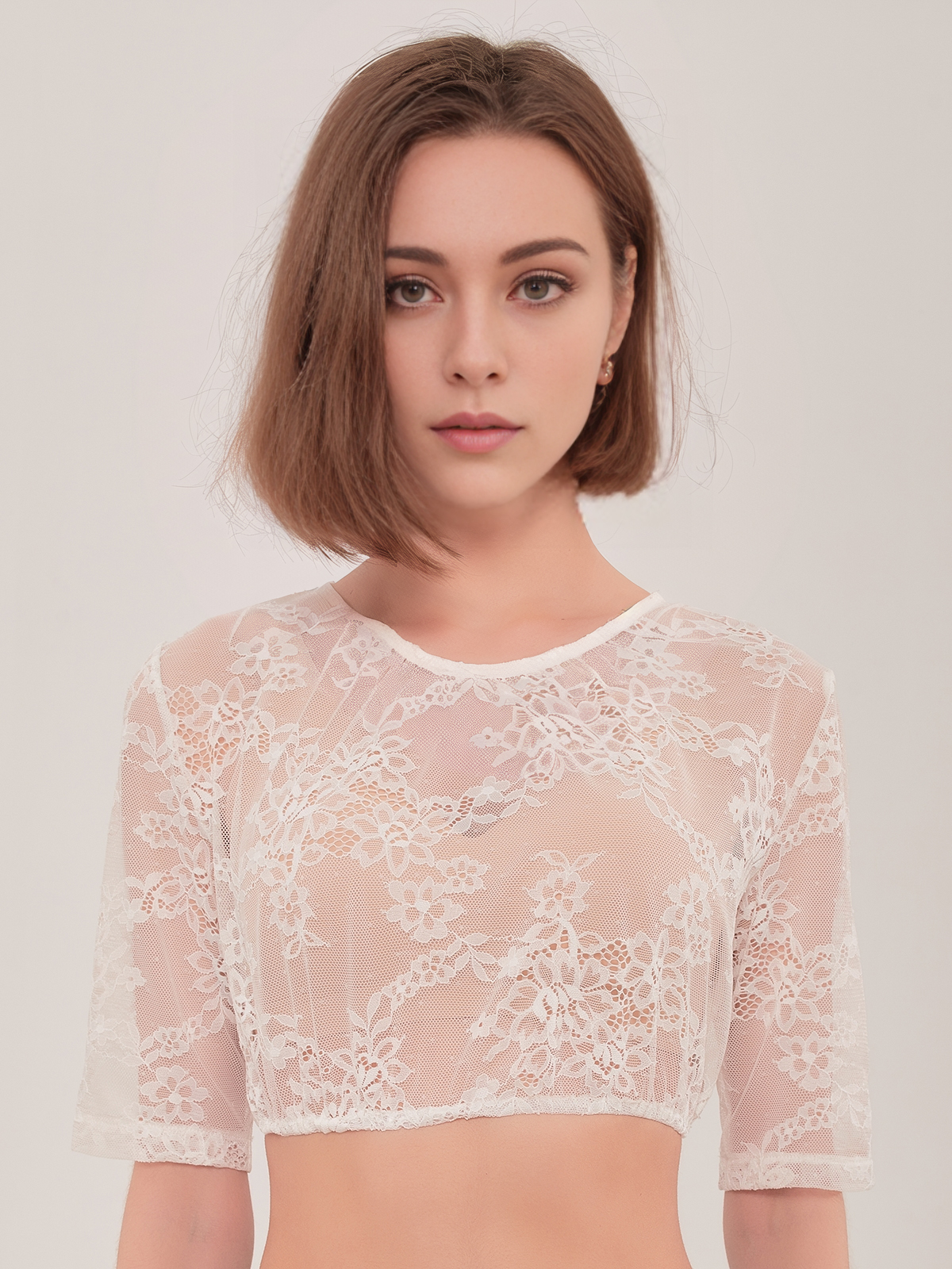 Moderne spitze Dirndlbluse in Weiß mit raffinierten Details