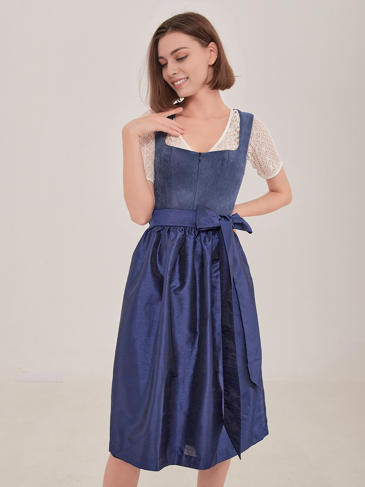 Modernes Dirndl in Blau mit V-Ausschnitt