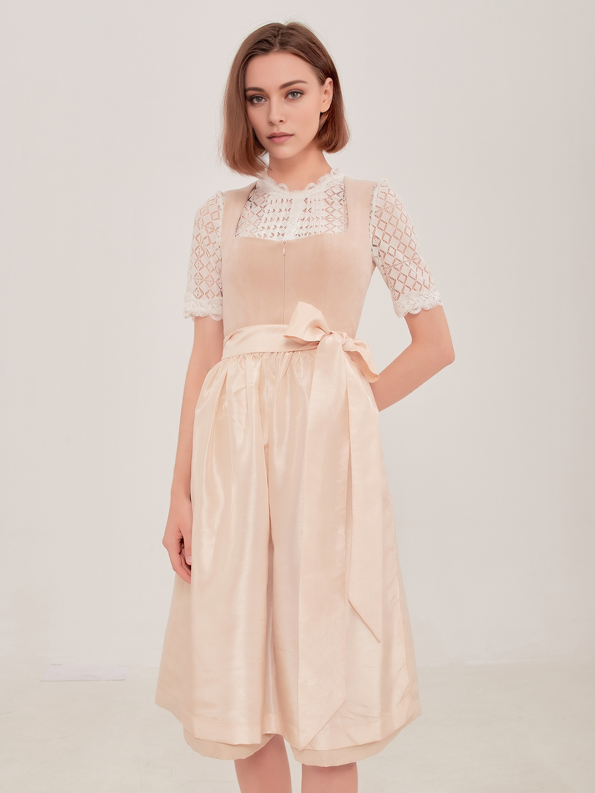 Beiges Dirndl – zeitlose Eleganz für moderne Frauen