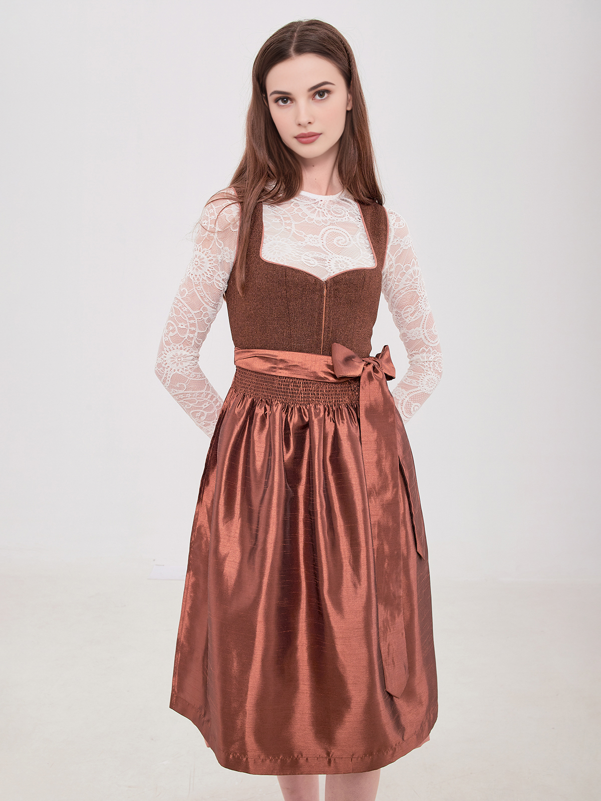 Dirndl in Braun mit traditioneller Stickerei