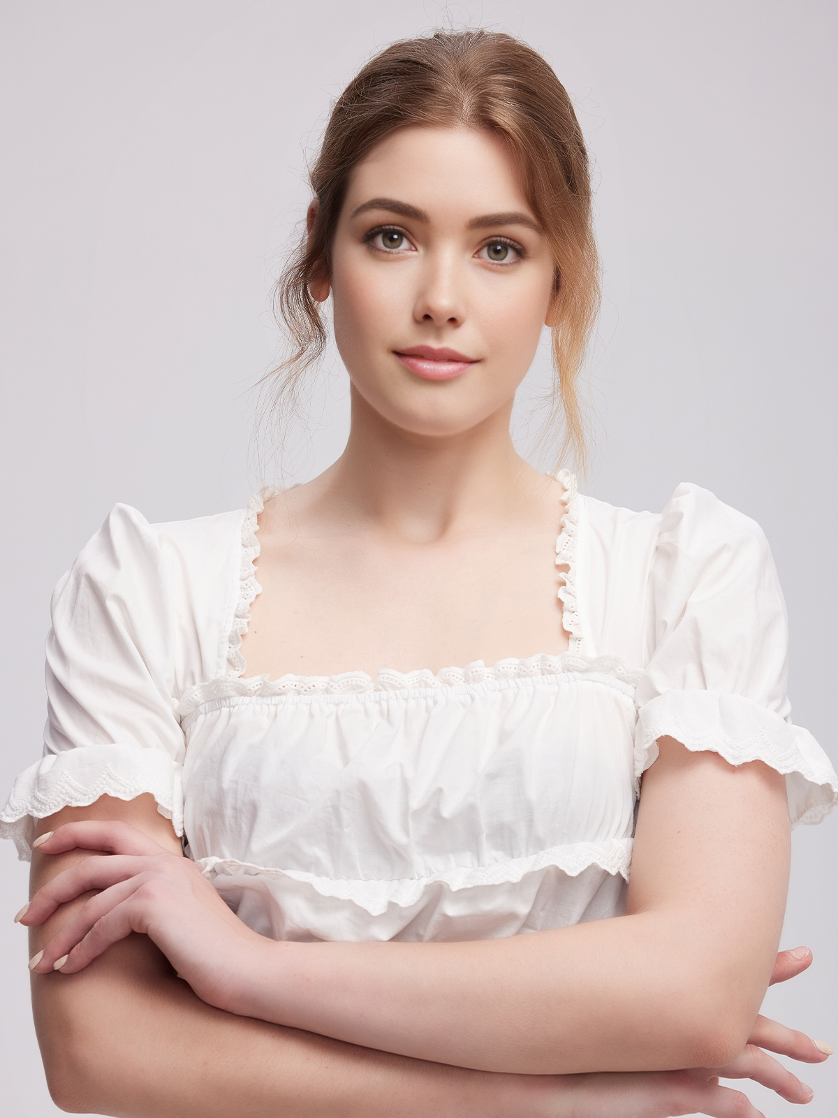 Dirndl in Weiß mit feiner Stickerei