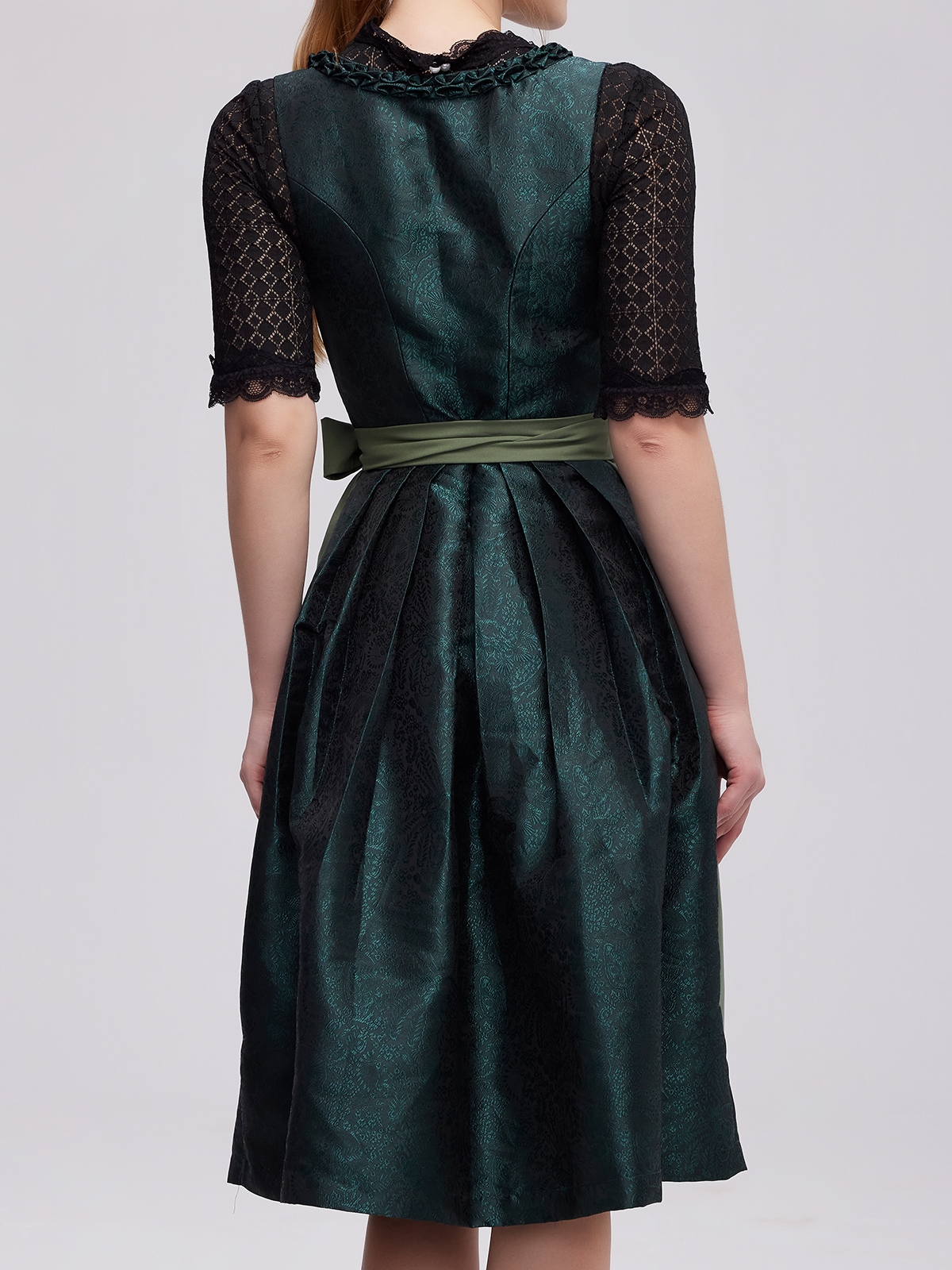 Modernes Dirndl in Grün mit figurbetonter Silhouette