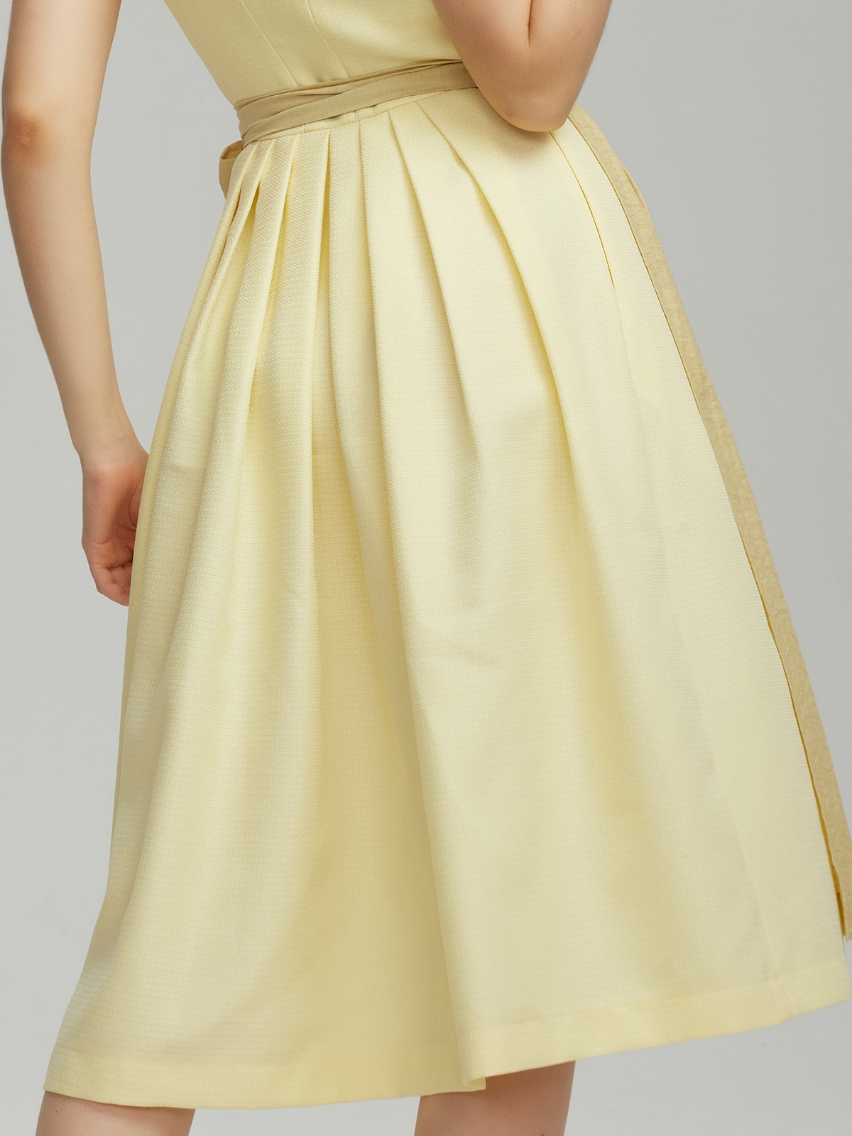 Modernes Dirndl in Gelb