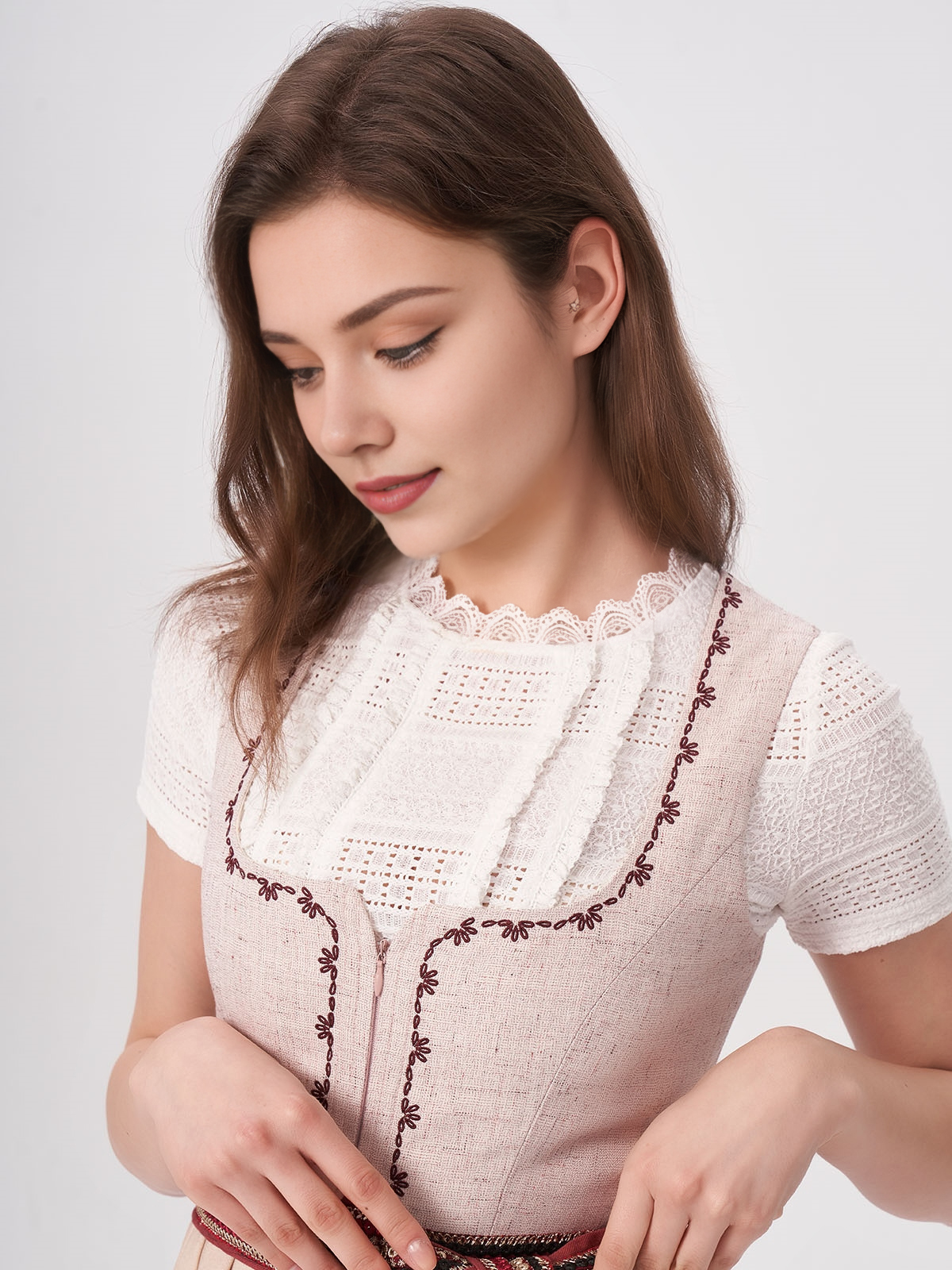 Traditionelles Dirndl in Rosa