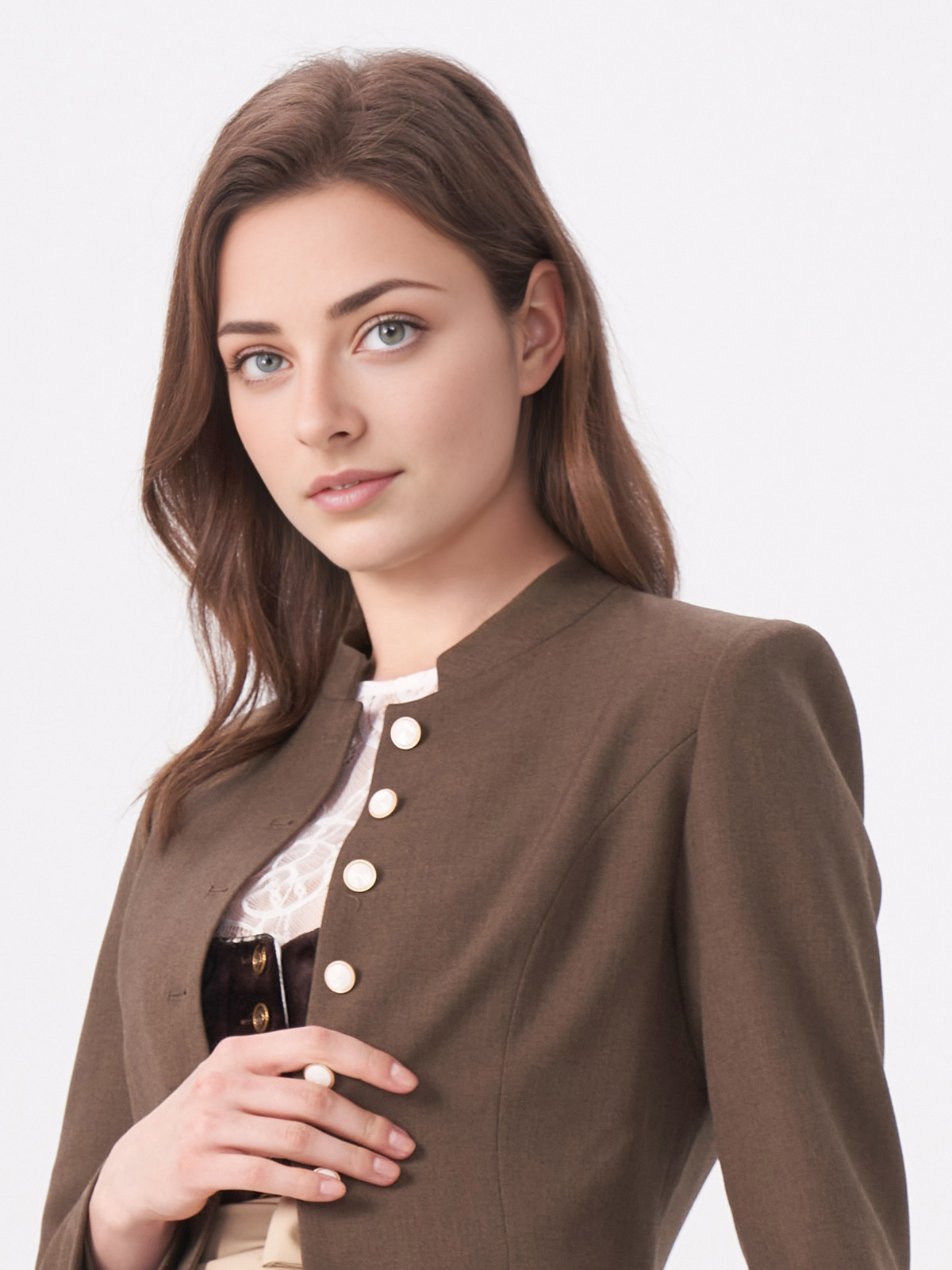 Traditionelle rosa Dirndlbluse mit Spitzenverzierung