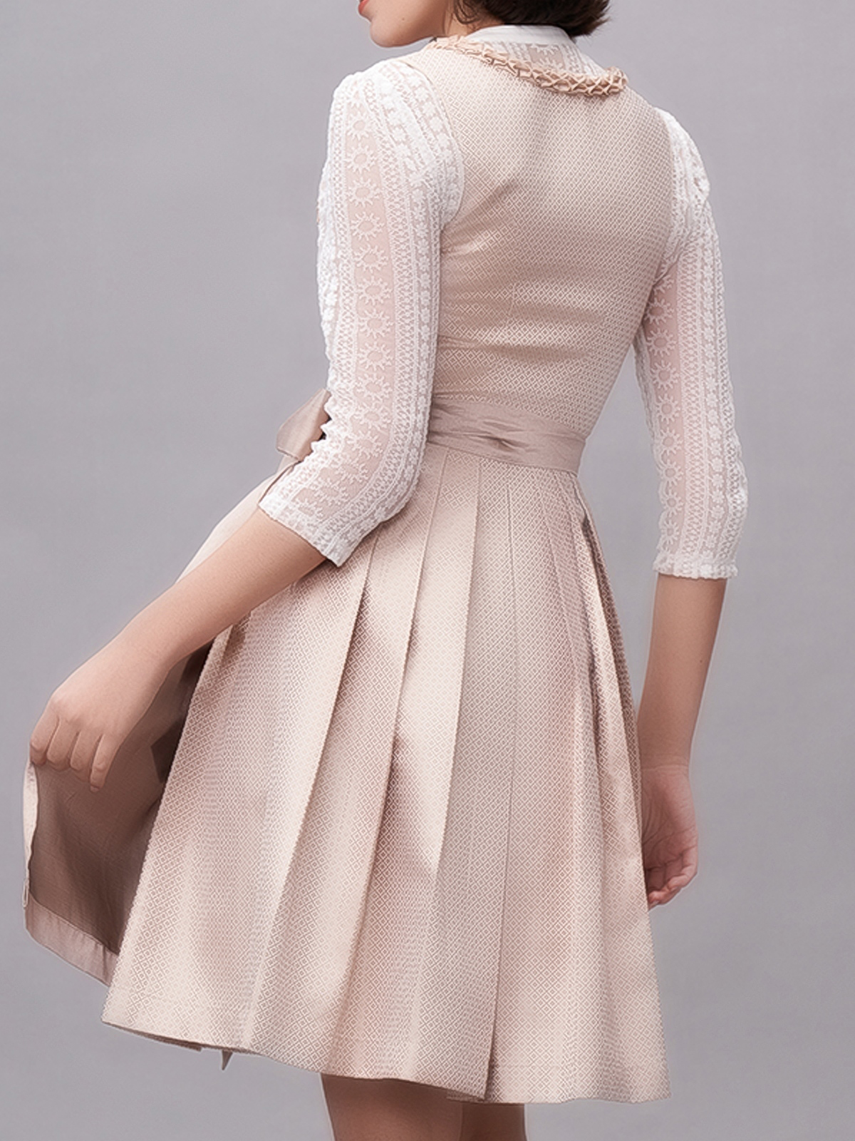 Dirndl von Alpenherz in Beige – Eleganz pur