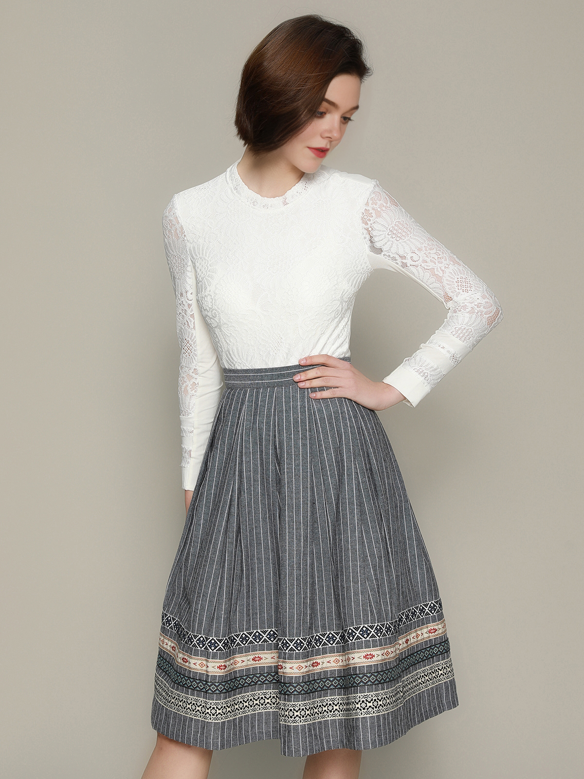Ehreer Dirndl in Grau – Eleganz und Stil