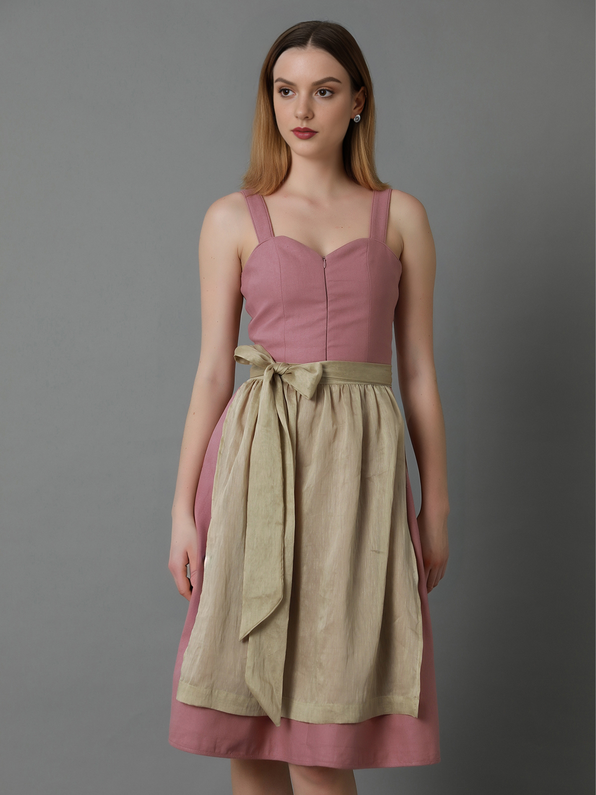 Modernes Dirndl in Rosa