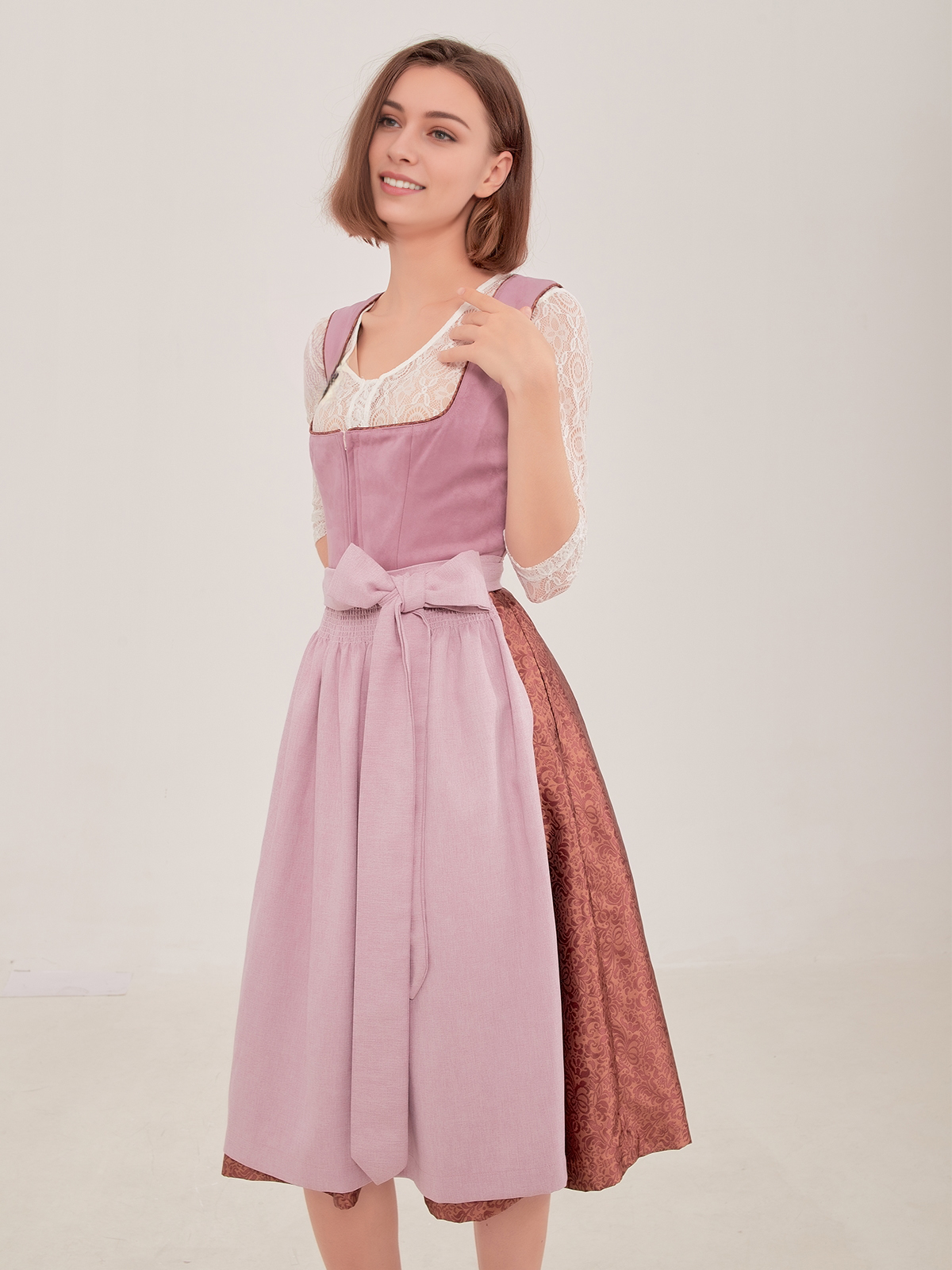Schwarz Dirndlbluse in eleganter Kombination