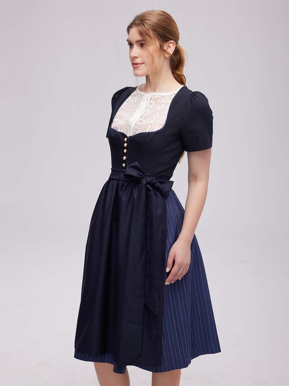 Stilvolles blaues Dirndl