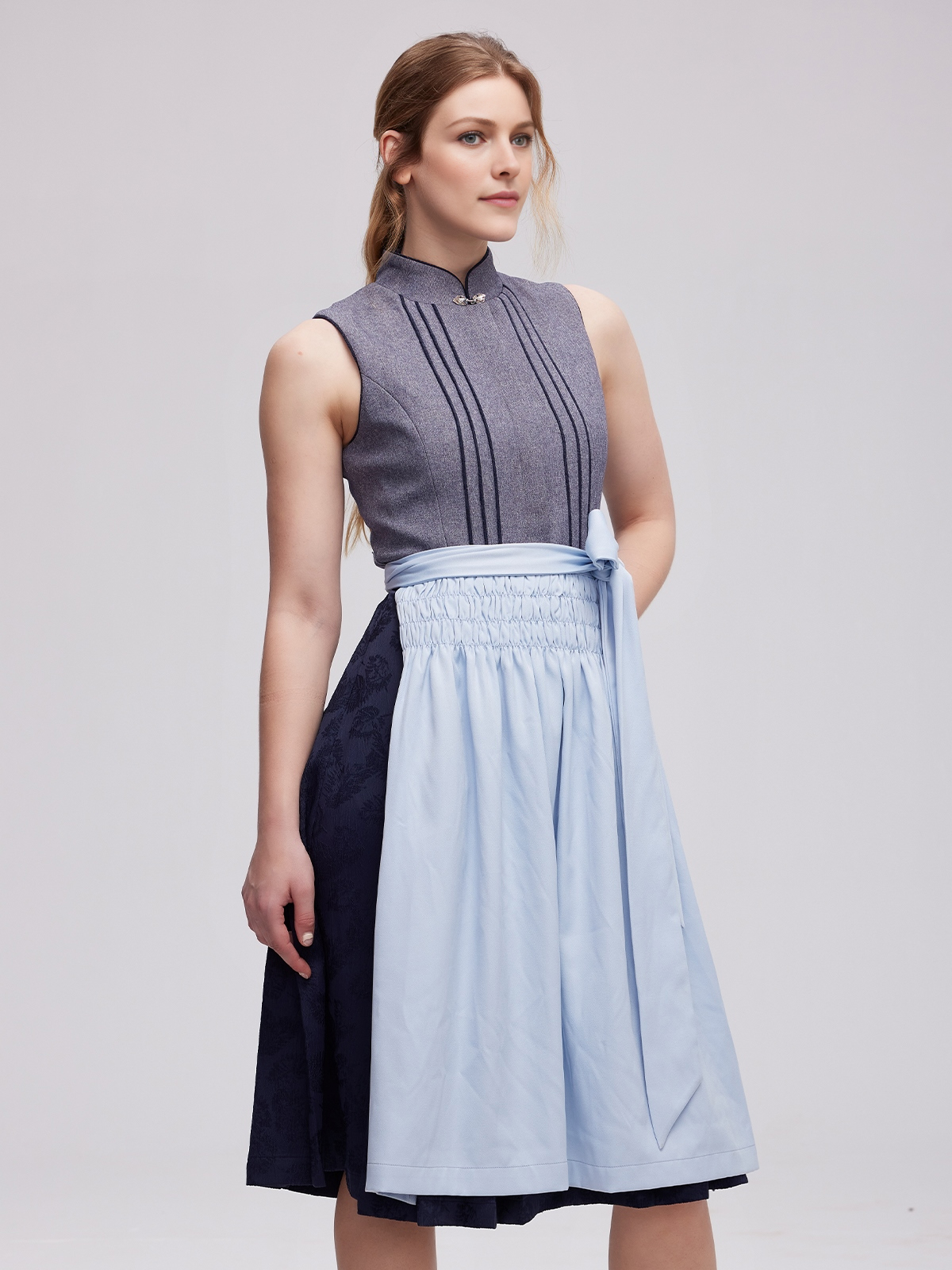 Dirndlbluse mit Spitze in Grau
