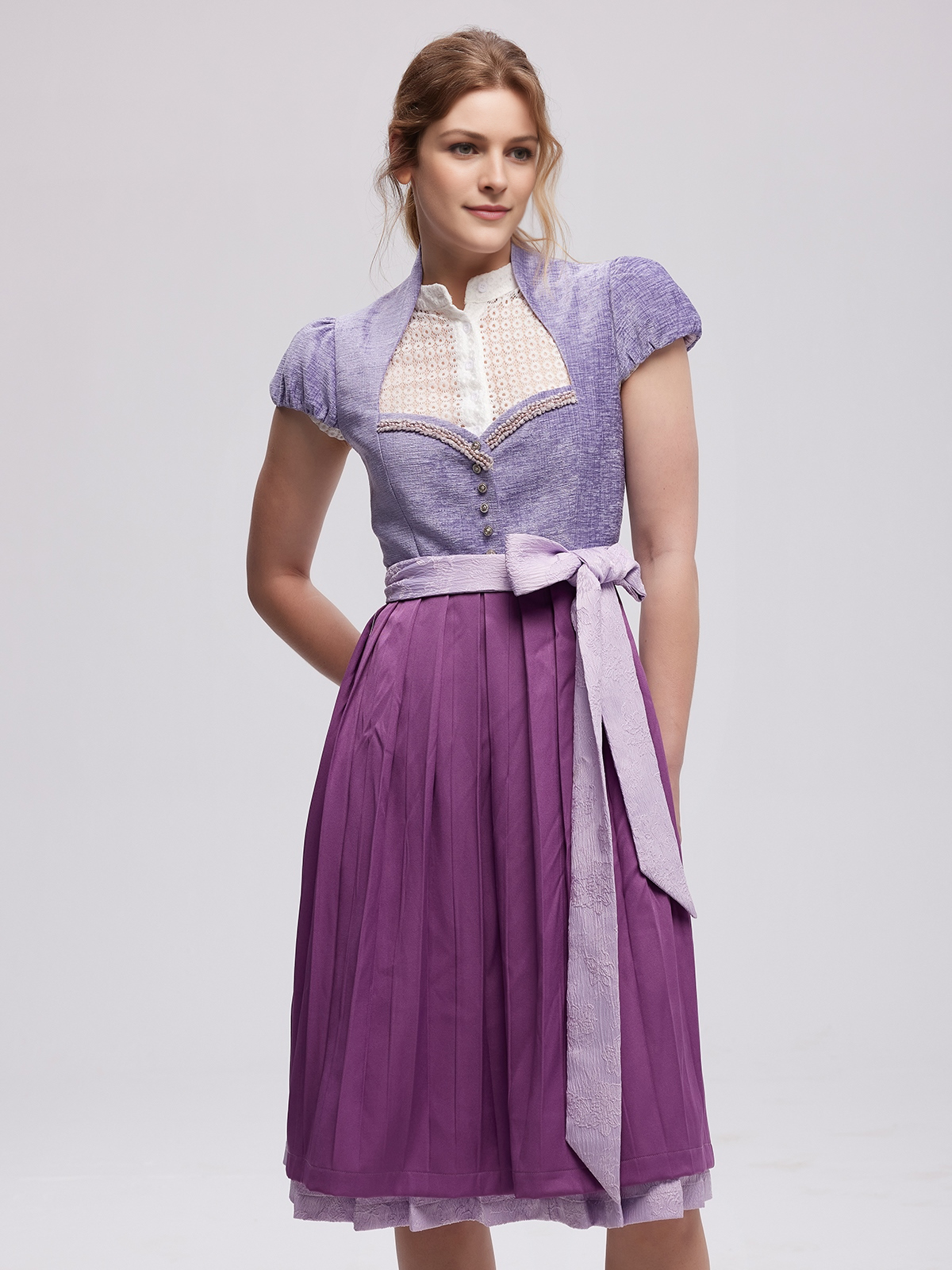 Moderne Dirndlbluse in Lila mit Spitzenverzierung