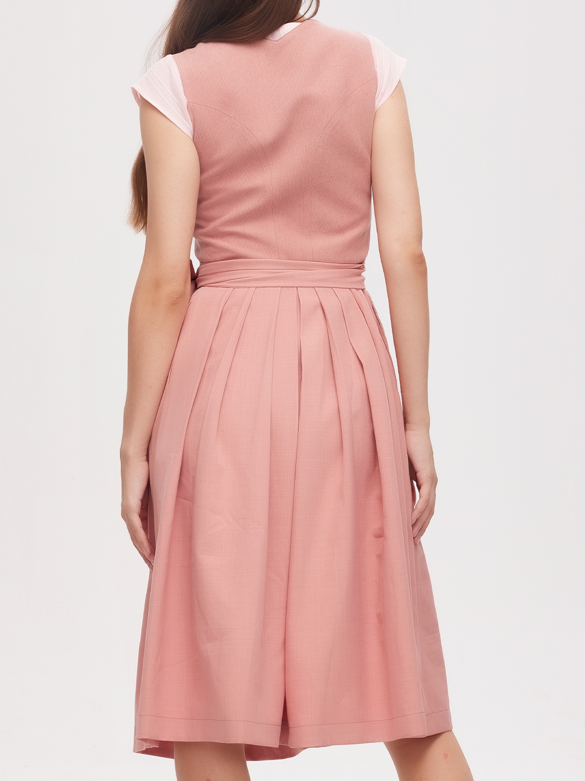 Modernes Dirndl in Rosa – perfekt für den urbanen Look