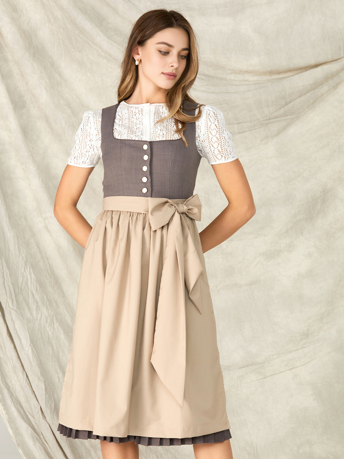 Graues Samt-Dirndl von Ehreer – Eleganz pur