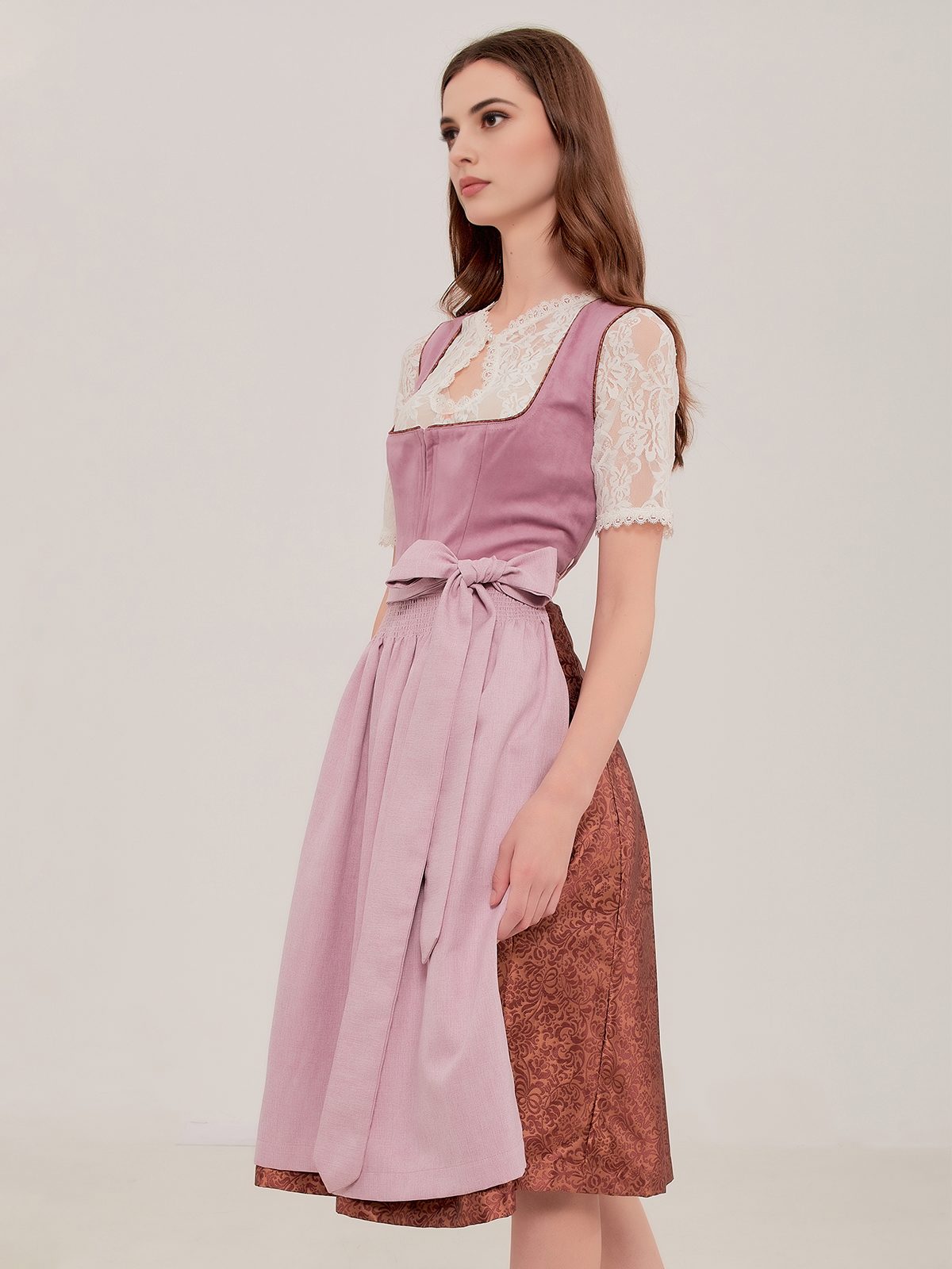 Dirndl mit großem Ausschnitt in Lila – feminin und stilvoll